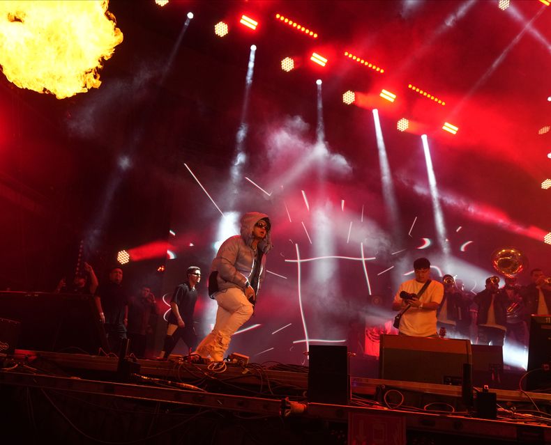 Fuerza Regida durante su concierto en el primer día del festival Arre en la Ciudad de México el sábado 9 de septiembre de 2023. (Foto AP/Fernando Llano)