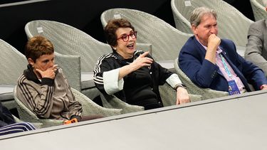 La extenista Billie Jean King reacciona durante un partido de cuartos de final de dobles de la Copa Billie Jean King entre China e Italia el viernes 25 de septiembre del 2026. (AP Foto/Andy Wong)