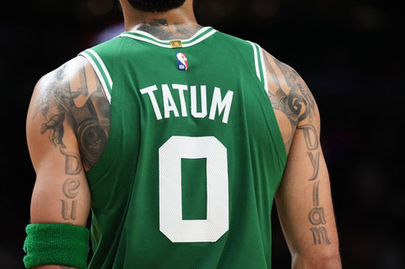 Jayson Tatum, de los Celtics de Boston, disputa el encuentro del miércoles 1 de abril de 2026, ante el Heat de Miami (AP Foto/Lynne Sladky)