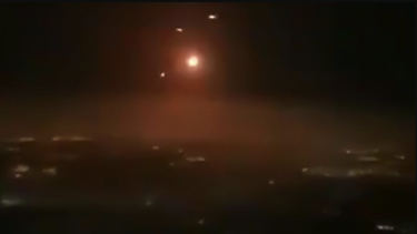 video: un pasajero graba desde un avion como la cupula de hierro intercepta multiples cohetes sobre tel aviv