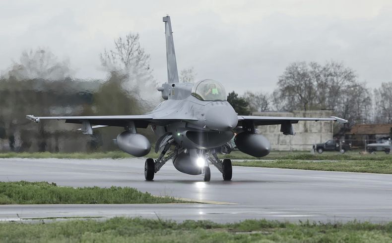 El primero de 16 aviones F-16 de Estados Unidos aterriza en la Base Graf Ignatievo de Bulgaria el 2 de abril del 2025. Foto entregada por el gobierno de Bulgaria. (Gobierno de Bulgaria via AP)