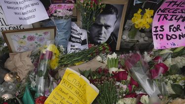 Flores y fotos colocadas frente a la embajada rusa en Londres por la muerte del destacado opositor ruso, Alexei Navalny, el lunes 19 de febrero de 2024. (AP Foto/Kin Cheung, Archivo)