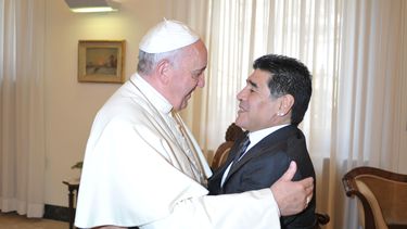 americateve | En esta imagen suministrada por el diario del Vaticano LOsservatore Romano, el ex futbolista Diego Maradona, derecha, abraza al papa Francisco el jueves, 4 de septiembre de 2014, en el Vaticano.  (AP Photo/LOsservatore Romano, HO)