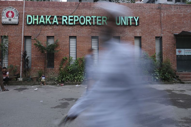 Un transeúnte pasa frente a la sede de la Unidad de Reporteros de Daca, donde se reúnen periodistas y profesionales, en Daca, Bangladesh, el miércoles 13 de noviembre de 2024. (AP Foto/Mahmud Hossain Opu)