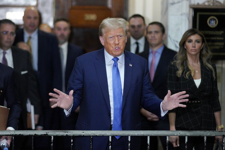 El expresidente Donald Trump habla fuera de la corte después de declarar en la Corte Suprema de Nueva York, 6 de noviembre de 2023, en Nueva York. (AP Foto/Eduardo Munoz Alvarez)