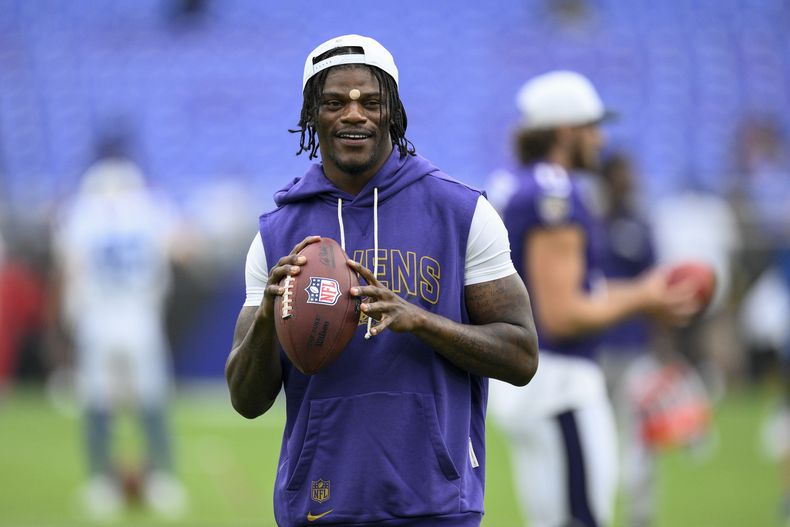 El quarterback de los Ravens de Baltimore, Lamar Jackson, entrena antes de un juego de fútbol americano de pretemporada de la NFL contra los Colts de Indianápolis el jueves 7 de agosto de 2025, en Baltimore. (AP Photo/Nick Wass)
