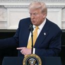 El persidente Donald Trump habla en la Sesión de Trabajo de los Gobernadores en el Comedor de Estado de la Casa Blanca, el viernes 21 de febrero de 2025, en Washington. (Foto compartida vía AP)