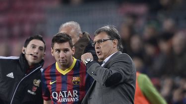 americateve | El t&eacute;cnico de Barcelona Gerardo Martino le da instrucciones a Lionel Messi antes de enviarlo al terreno de juego contra Getafe el 8 de enero del 2014. Messi, que volv&iacute;a de una ausencia de dos meses, jug&oacute; muiy bien y anot&oacute; dos g