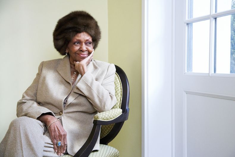 ARCHIVO - La cantante y autora de gospel estadounidense Cissy Houston posa para un retrato en Nueva York el 22 de enero de 2013. Houston, la madre de Whitney Houston y ganadora de dos Grammy que actuó junto a músicos como Elvis Presley y Aretha Franklin, murió el lunes 7 de octubre de 2024, en su casa de Nueva Jersey. Tenía 91 años. (Foto Dan Hallman/Invision/AP, archivo)