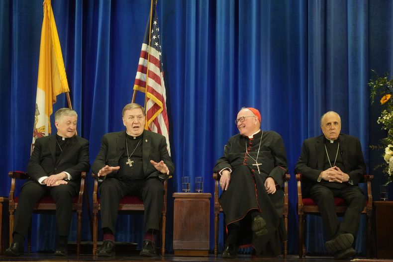 De izquierda a derecha, los cardenales estadounidenses Blase Cupich de Chicago, Joseph Tobin de Newark, Timothy Dolan de Nueva York, y Daniel Di Nardo, arzobispo emérito de Galveston-Houston, participan en una conferencia de prensa en el Pontificio Colegio Norteamericano en Roma, el viernes 9 de mayo de 2025, un día después de que el cardenal estadounidense Robert Francis Prevost fue elegido papa y adoptó el nombre de León XIV. (AP Foto/Gregorio Borgia)