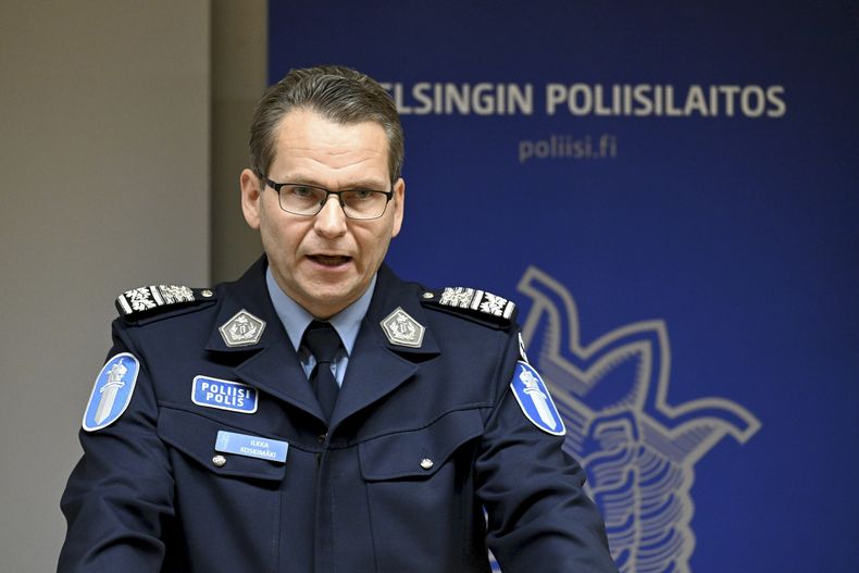 El comisionado de la policía de Finlandia Ilkka Koskimki en conferencia de prensa en Helsinki, Finlandia el 26 de diciembre del 2024. (Jussi Nukari/Lehtikuva via AP)