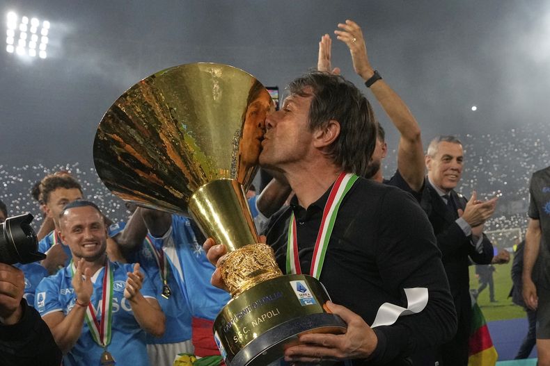 El entrenador del Napoli, Antonio Conte, celebra durante la ceremonia de premiación tras ganar el título de la liga italiana de fútbol al final del partido de fútbol de la Serie A entre el Napoli y el Cagliari en el estadio Diego Maradona en Nápoles, Italia, el sábado 24 de mayo de 2025. (AP Foto/Gregorio Borgia)