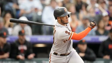 El venezolano Thairo Estrada conecta un sencillo productor por los Gigantes de San Francisco ante los Rockies de Colorado, el martes 6 de junio de 2023 (AP Foto/David Zalubowski)