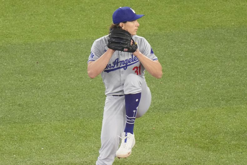 El pitcher de los Dodgers de Los Ángeles Tyler Glasnow trabaja en la sexta entrada del juego ante los Azulejos de Toronto el sábado 27 de abril del 2024. (Chris Young/The Canadian Press via AP)