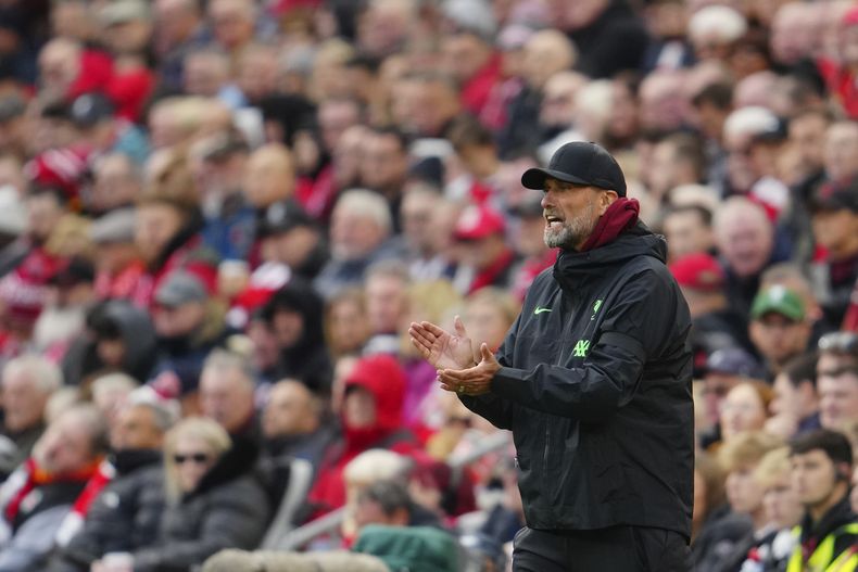 Jurgen Klopp, director técnico del Liverpool, reacciona durante el partido de fútbol de la Liga Premier de Inglaterra entre Liverpool y Nottingham Forest, en Anfield en Liverpool, Inglaterra, el domingo 29 de octubre de 2023. (AP Foto/Jon Super)