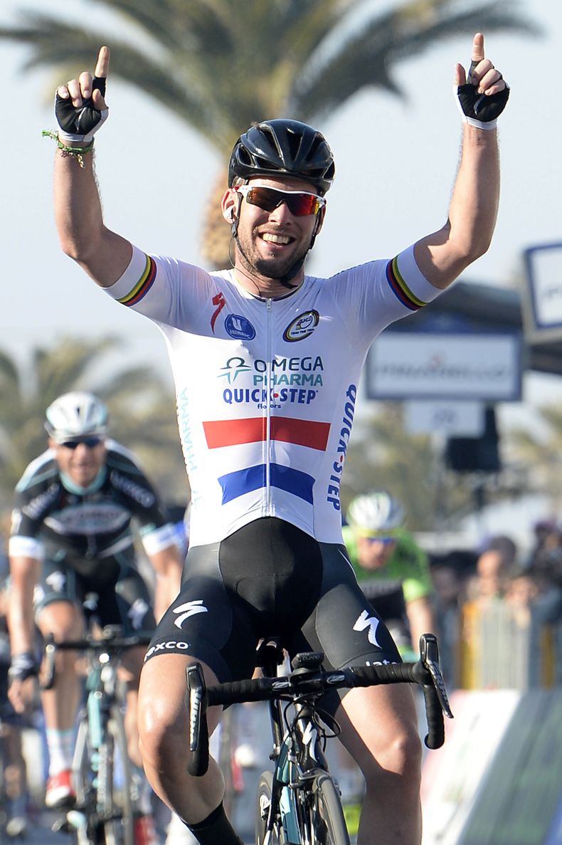 Mark Cavendish festeja su triunfo en la 6ta y pen&uacute;ltima etapa de la Tirreno-Adir&aacute;tico el 17 de marzo del 2014 en Porto SantElpidio, Italia. Faltando una etapa --una contra reloj individual de 9,1 kil&oacute;metros-- Alberto Contador conserv