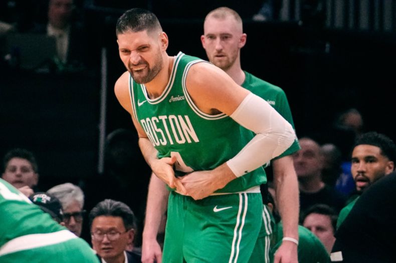 El pívot de los Celtics de Boston Nikola Vucevic hace un gesto mientras agarra el dedo lesionado durante el encuentro ante los Mavericks de Dallas el viernes 6 de marzo del 2026. (AP Foto/Charles Krupa)