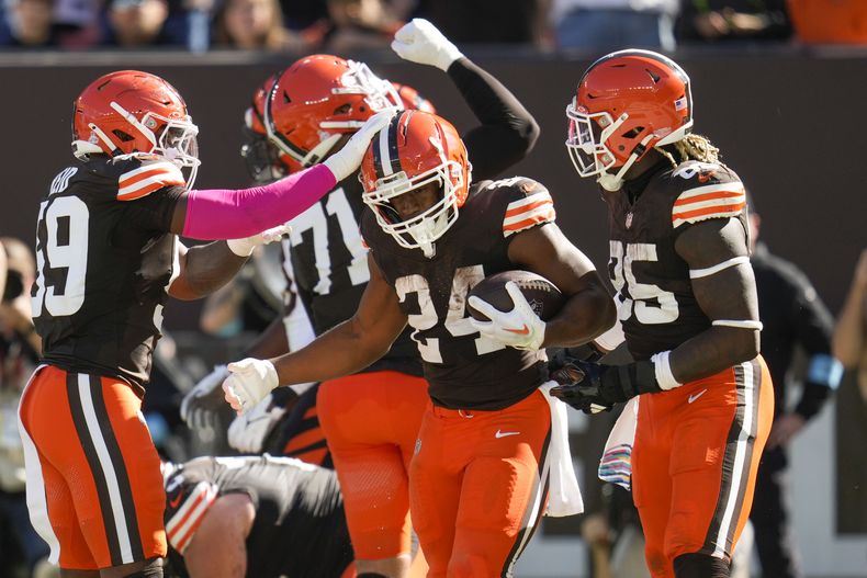 El runningback de los Browns de Cleveland, Nick Chubb (24) celebra su anotación en la primera mitad del juego de la NFL ante los Bengals de Cincinnati, el domingo 20 de octubre de 2024, en Cleveland. (AP Foto/Sue Ogrocki)
