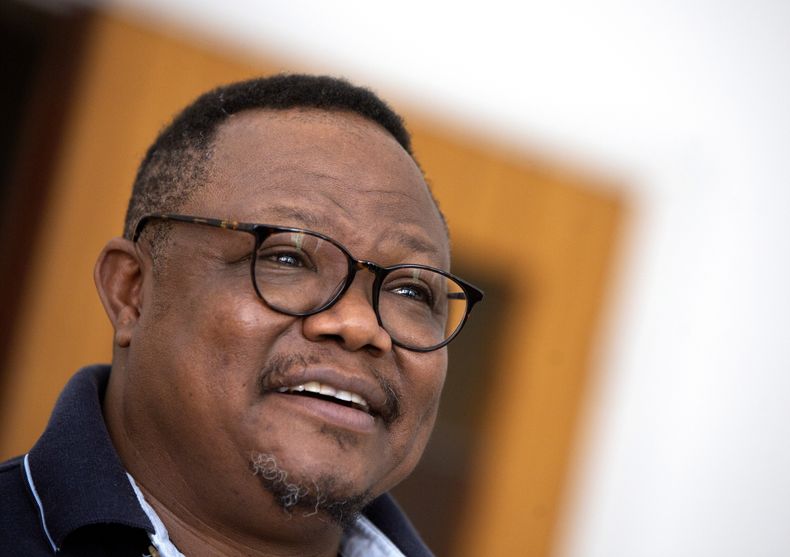 El exiliado líder opositor tanzanio Tundu Lissu en entrevista con The Associated Press en Tienen, Bélgica, el 19 de marzo del 2021. (AP Foto/Virginia Mayo)