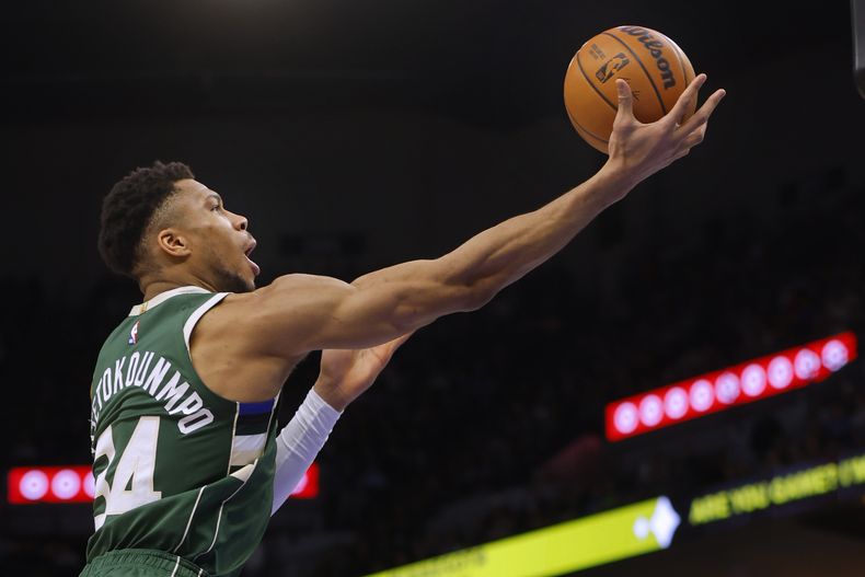 Giannis Antetokounmpo, de los Bucks de Milwaukee, salta a la canasta en el partido del viernes 23 de febrero de 2024 (AP Foto/Bruce Kluckhohn)