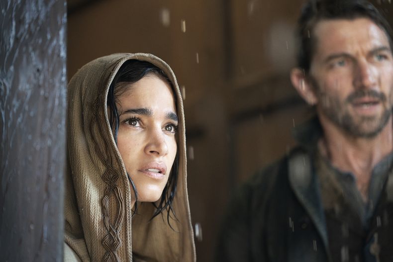 En esta imagen proporcionada por Netflix, Sofia Boutella, izquierda, y Michiel Huisman en una escena de Rebel Moon: Part One - A Child of Fire. (Clay Enos/Netflix vía AP)