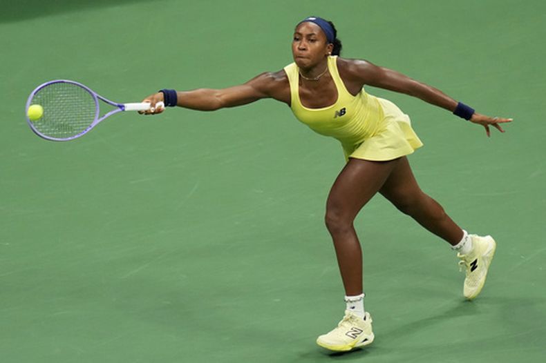 La estadounidense Coco Gauff responde a una bola de la kazaja Elena Rybakina en las semifinales individuales del Abierto de Estados Unidos el 10 de septiembre del 2026. (AP Foto/Kirsty Wigglesworth)