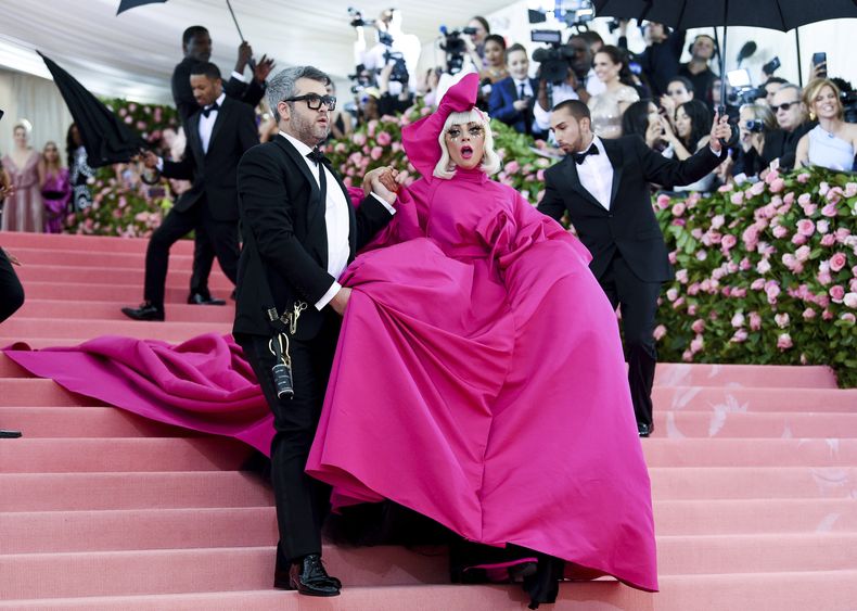 ARCHIVO - Lady Gaga, a la derecha, y el diseñador Brandon Maxwell son retratados el 6 de mayo de 2019, en la gala benéfica del Instituto del Vestido del Museo Metropolitano de Arte, celebrando la inauguración de la exposición Camp: Notes on Fashion, en Nueva York. A lo largo de la historia, los diseñadores, artistas y marcas han jugado con las emociones que evoca el color, dando forma a significados en constante evolución. (Foto Evan Agostini/Invision/AP, archivo)