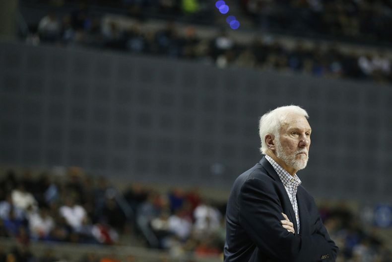 ARCHIVO - El entrenador de los Spurs de San Antonio Gregg Popovich durante el partido contra los Suns de Phoenix, el 14 de diciembre de 2019, en la Ciudad de México. (AP Foto/Rebecca Blackwell)