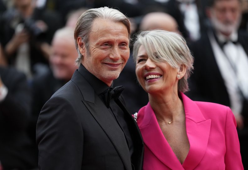 Mads Mikkelsen, izquierda, y Hanne Jacobsen posan a su llegada a la ceremonia de apertura y al estreno de la película Jeanne du Barry en la 76a edición del festival internacional de cine de Cannes, en el sur de Francia, el martes 16 de mayo de 2023. (Foto Scott Garfitt/Invision/AP)