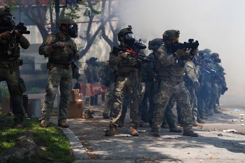 Policías se enfrentan con manifestantes después de que las autoridades federales de inmigración llevaron a cabo un operativo, el 7 de junio de 2025, en Paramount, California. (AP Foto/Eric Thayer, Archivo)