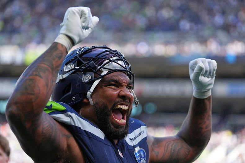 El defensive end Leonard Williams (99) de los Seahawks de Seattle celebra al final del primer tiempo del partido contra los Saints de Nueva Orleans, el domingo 21 de septiembre de 2025, en Seattle. (AP Foto/Lindsey Wasson)