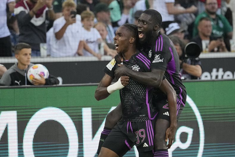 Mathys Tel, izquierda, de Bayern Munich, celebra con Dayot Upamecano después de marcar el segundo gol de su equipo durante el partido de fútbol de la Bundesliga de Alemania, entre Borussia Moenchengladbach y Bayern Munich, en Moenchengladbach, Alemania, el sábado 2 de septiembre de 2023. (AP Foto/Martin Meissner)