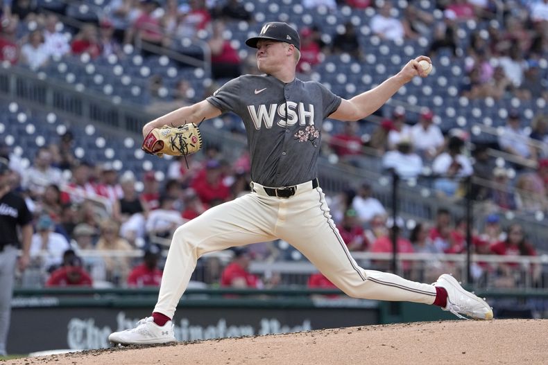 El abridor de los Nacionales de Washington DJ Herz lanza en la tercera entrada del encuentro ante los Marlins de Miami el sábado 15 de junio del 2024. (AP Foto/Jacquelyn Martin)