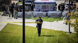 Agentes colocan cinta en el área después de que Charlie Kirk, CEO y cofundador de la organización juvenil conservadora Turning Point USA, fuera asesinado a tiros en la Universidad del Valle de Utah, el miércoles 10 de septiembre de 2025, en Orem, Utah. (Tess Crowley/The Deseret News vía AP)