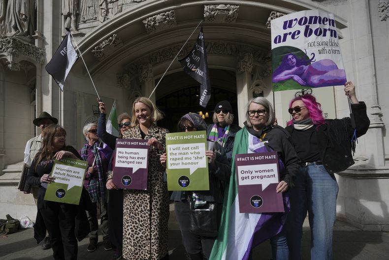 Activistas de mujeres celebran frente a la Corte Suprema de Reino Unidos el fallo sobre el reconocimiento de género, en Londres, el miércoles 16 de abril de 2025. (AP Foto/Kin Cheung)