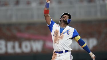El venezolano Ronald Acuña Jr., de los Bravos de Atlanta, festeja luego de batear un jonrón ante los Nacionales de Washington, el sábado 30 de septiembre de 2023 (AP Foto/John Bazemore)