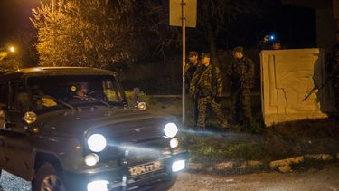 americateve | Integrantes de las llamadas fuerzas de autodefensa de Crimea esperan afuera del centro de entrenamiento de las fuerzas navales de Ucrania que ocuparon en Sebastopol, el mi&eacute;rcoles 19 de marzo de 2014. (Foto de AP/Andrew Lubimov)