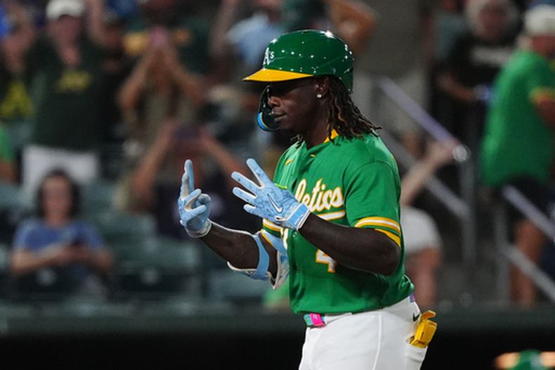 El jugador de los Atléticos, Lawrence Butler (4), reacciona tras conectar un jonrón en la séptima entrada durante un partido de béisbol contra los Mellizos de Minnesota, el miércoles 26 de agosto de 2026, en West Sacramento, California. (Foto AP/Alan Greth)