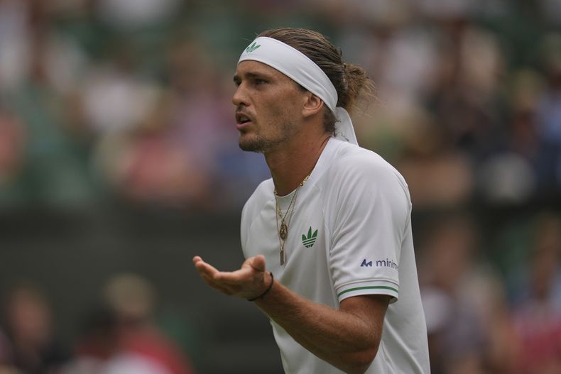 Alexander Zverev de Alemania reacciona mientras juega contra Arthur Rinderknech de Francia durante su partido individual masculino de primera ronda en el Campeonato de Tenis de Wimbledon en Londres, el martes 1 de julio de 2025. (AP Photo/Kin Cheung)