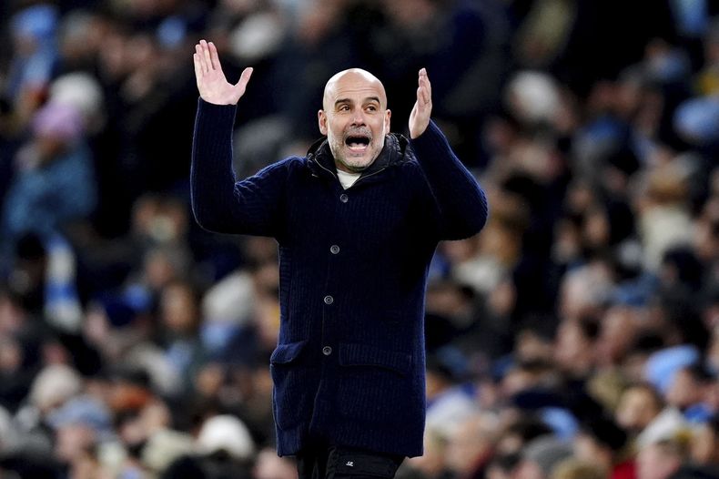 Pep Guardiola, entrenador del Manchester City, reacciona durante el partido de la Liga de Campeones en la fase inicial entre el Manchester City y el Club Brujas en el estadio Etihad, en Manchester, Inglaterra, el miércoles 29 de enero de 2025. (Mike Egerton/PA via AP)