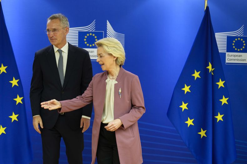 La presidenta de la Comisión Europea, Ursula von der Leyen, habla con el secretario general de la OTAN, Jens Stoltenberg, en la sede de la UE, Bruselas, el 15 de noviembre de 2023. (AP Foto/Virginia Mayo)