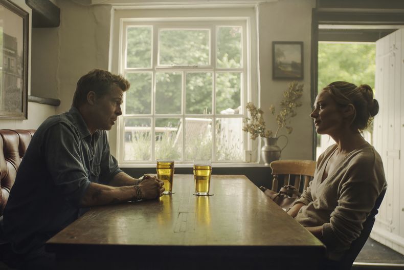 Esta imagen publicada por Apple TV+ muestra a Brad Pitt, a la izquierda, y Kerry Condon en una escena de F1. (Apple TV+ via AP)