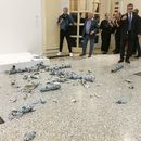 Foto entregada por OperaLaboratori el martes 24 de septiembre del 2024 que muestra la obra “Cubo de Porcelana” de Ai Weiwei destruida en una galería en Bolonia, Italia. (OperaLaboratori via AP)