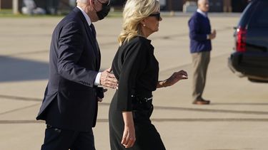 biden acude a texas para consolar a una comunidad sacudida