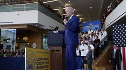 ARCHIVO - El presidente Joe Biden habla sobre los precios de la atención médica y los medicamentos de venta bajo receta en la Universidad de Nevada, Las Vegas, 15 de marzo de 2023. El gobierno anunció el martes 29 de agosto de 2023 los primeros medicamentos de venta bajo receta cuyos precios se negociarán para reducir los costos para los beneficiarios de Medicare. (AP Foto/Evan Vucci)