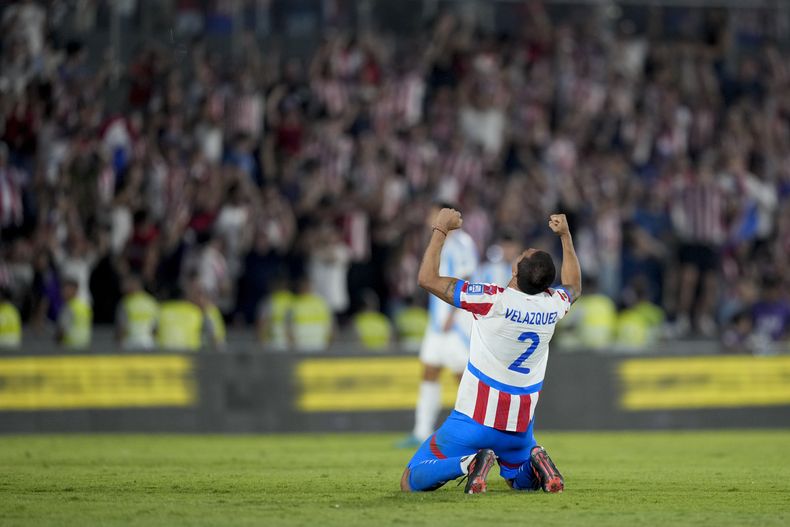 Gustavo Velázquez de Paraguay celebra al ganar el duelo de la eliminatoria sudamericana al Mundial 2026 ante Argentina el jueves 14 de noviembre del 2024. (AP Foto/Jorge Saenz)