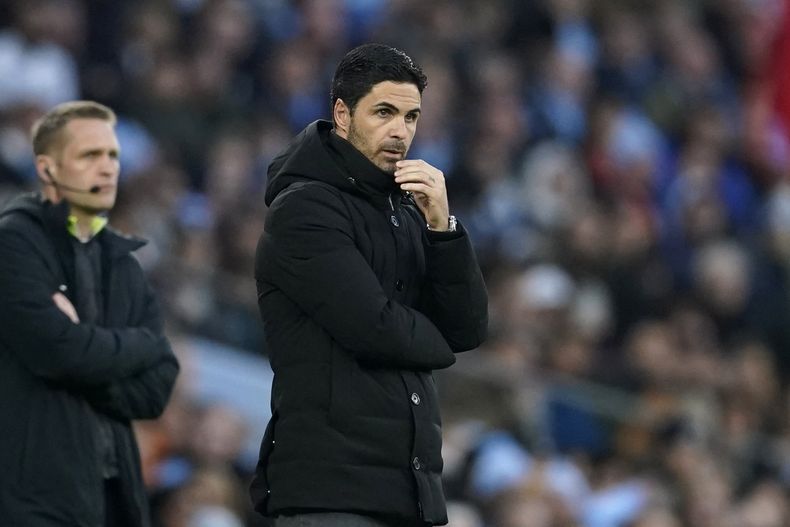 El técnico de Arsenal Mikel Arteta durante el partido contra el Manchester City en la Liga Premier, el miércoles 26 de abril de 2023. (AP Foto/Dave Thompson)