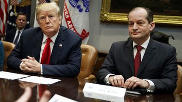 Demócratas piden renuncia de Acosta por caso Epstein