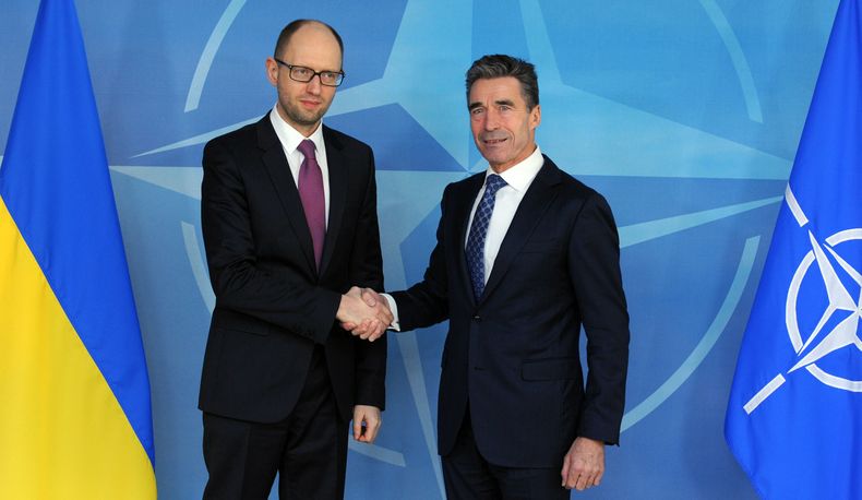 Fotograf&iacute;a de archivo del 6 de marzo de 2014 muestra al primer ministro ucraniano Arseniy Yatsenyuk, izquierda, y al secretario general de la OTAN Anders Fogh Rasmussen, antes de una reuni&oacute;n en la sede del organismo internacional en Bruselas