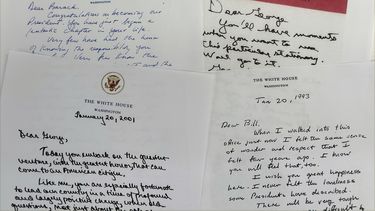 Foto de cartas que presidentes de Estados Unidos les han dejado a sus sucesores, tomada en Washington el 18 de enero del 2025. (AP foto/Jon Elswick)